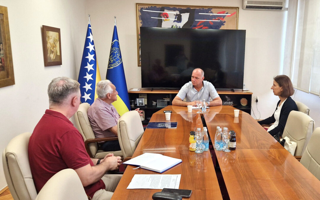 Gradonačelnik Lugavić se sastao sa akademikom Tahirović Husrefom i predstavnicom Arhiva Tuzlanskog kantona Hatidžom Fetahagić