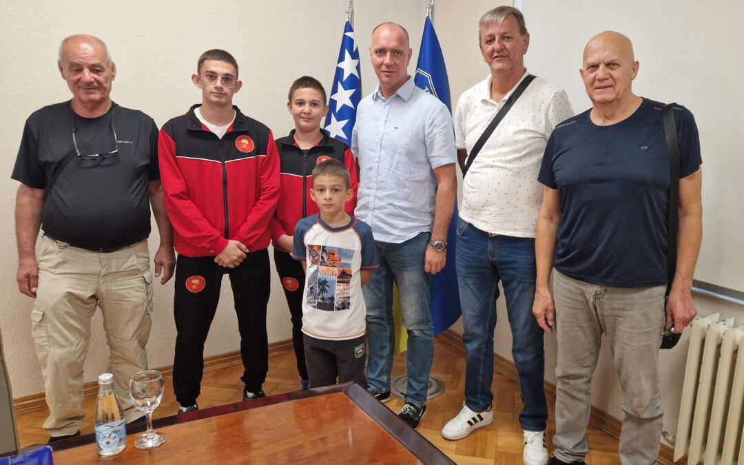 Gradonačelnik Lugavić upriličio prijem za porodicu Mujić
