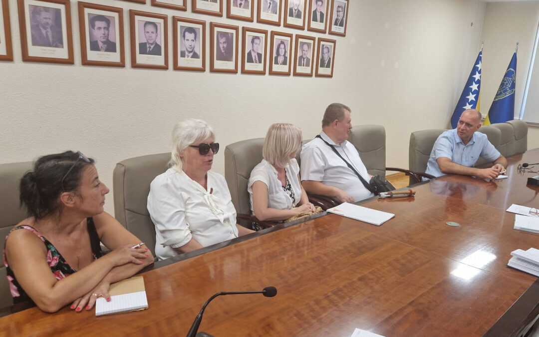 U Gradskoj upravi Tuzle održan radni sastanak Savjeta osoba sa invaliditetom na području grada Tuzle
