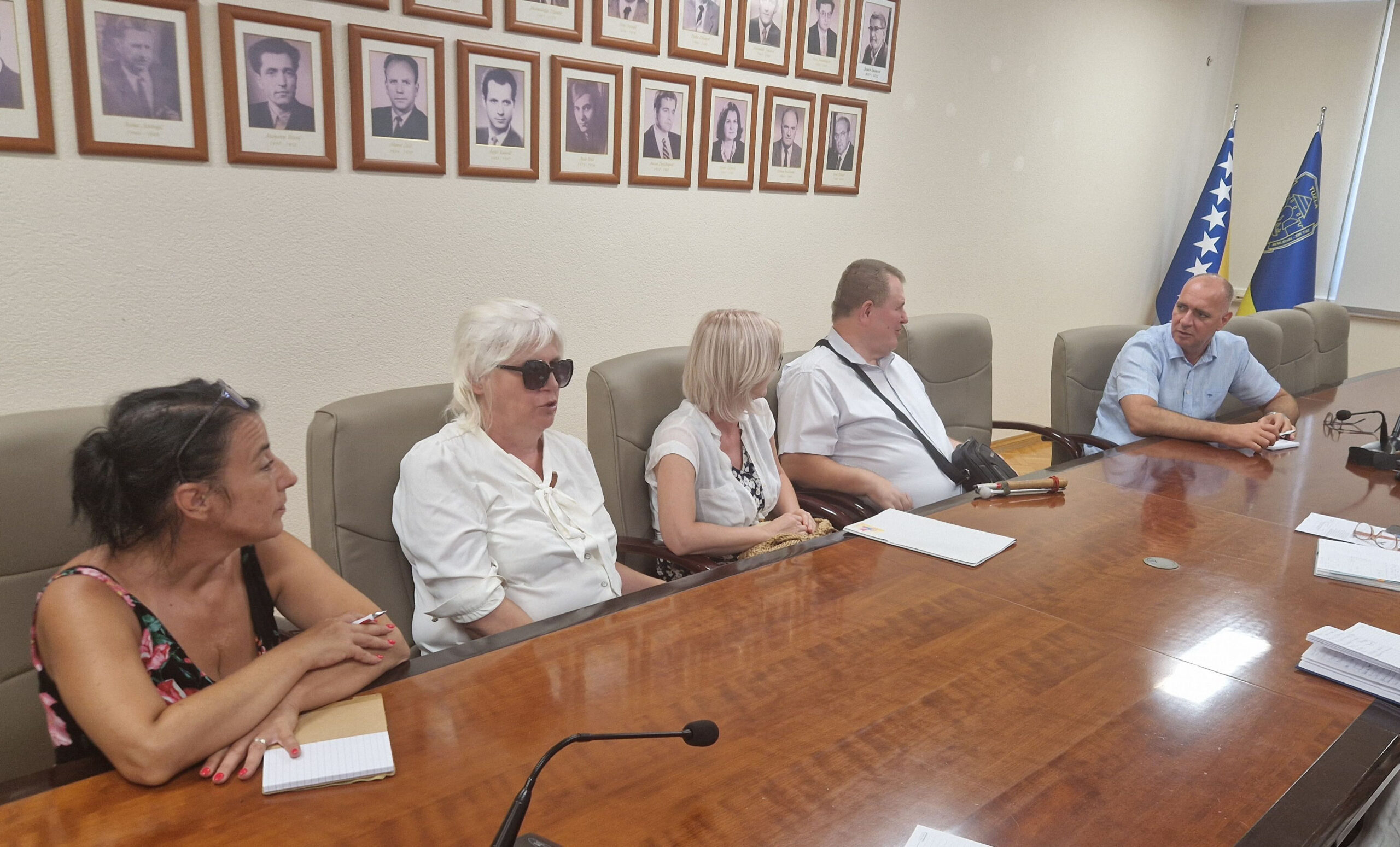 U Gradskoj upravi Tuzle održan radni sastanak Savjeta osoba sa invaliditetom na području grada Tuzle