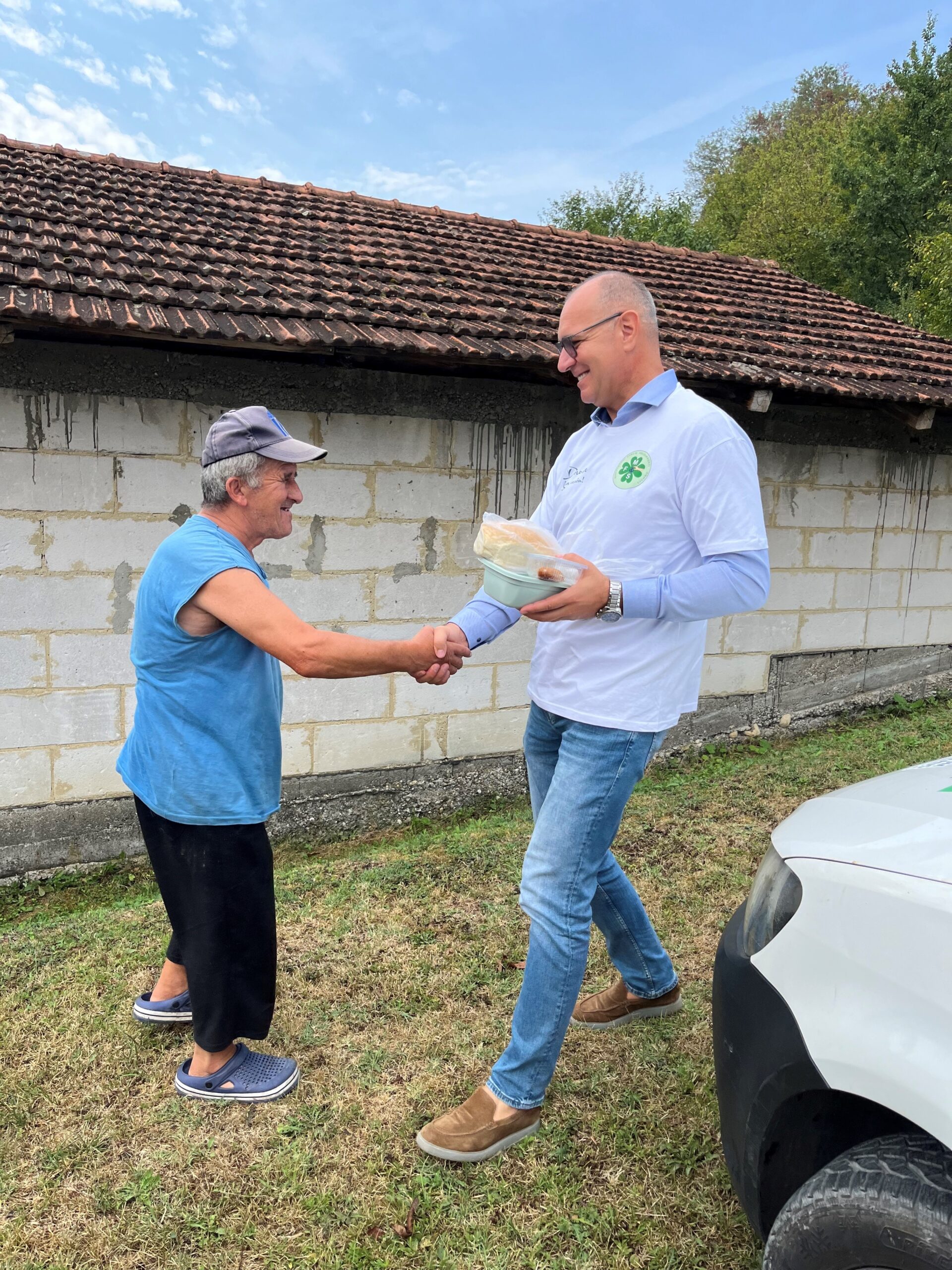 Gradonačelnik Lugavić učestvovao u podjeli obroka povodom obilježavanja Svjetskog dana humanosti