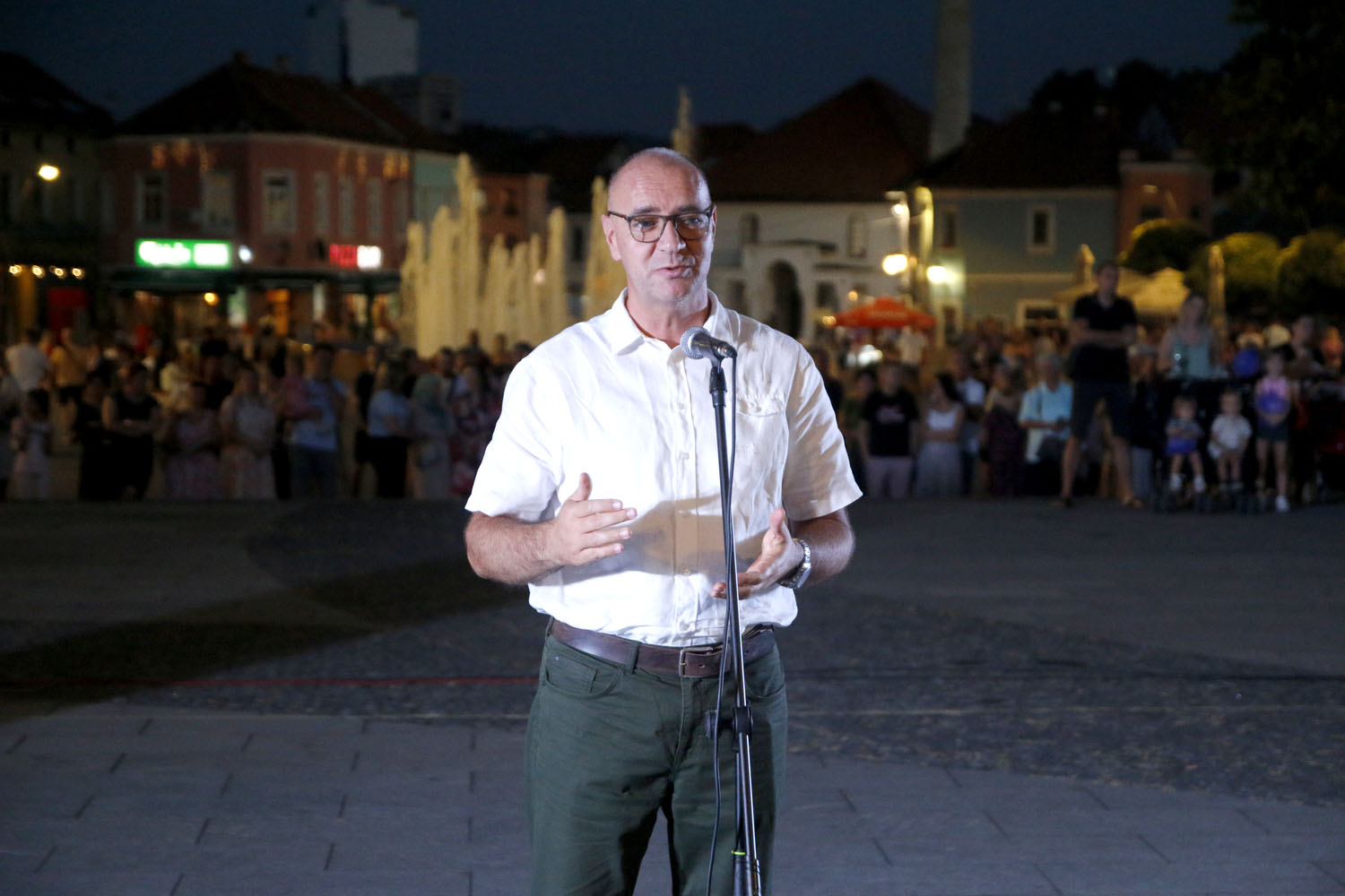 Gradonačelnik Lugavić prisustvovao koncertu folklornog ansambla “Panonija” na Trgu slobode