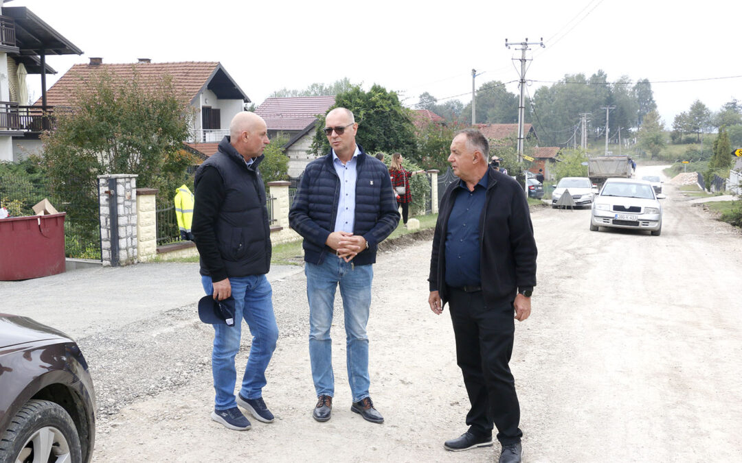 Gradonačelnik Tuzle u radnoj posjeti MZ Kiseljak gdje se izvode radovi na sanaciji ceste prema Husinu