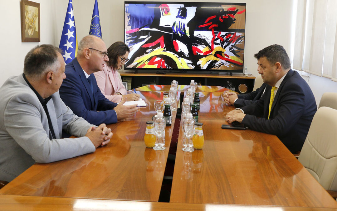 Ministar Hurtić i gradonačelnik Lugavić razgovarali o realizovanim projektima za unapređenje života građana Tuzle
