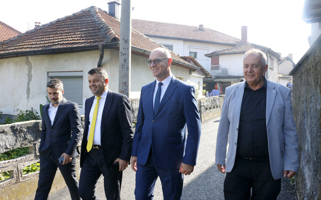 Ministar Hurtić i gradonačelnik Lugavić obišli završene infrastrukturne radove u naselju Krojčica