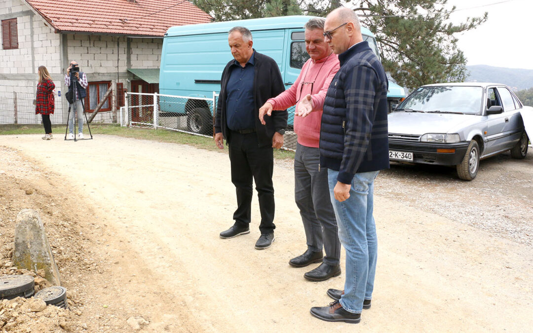 Gradonačelnik Lugavić posjetio naselje Piskavica, gdje su završeni radovi na izgradnji vodovodne mreže