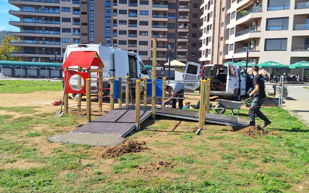 Nova specijalizirana oprema postavljena na inkluzivnim dječijim igralištima u Tuzli