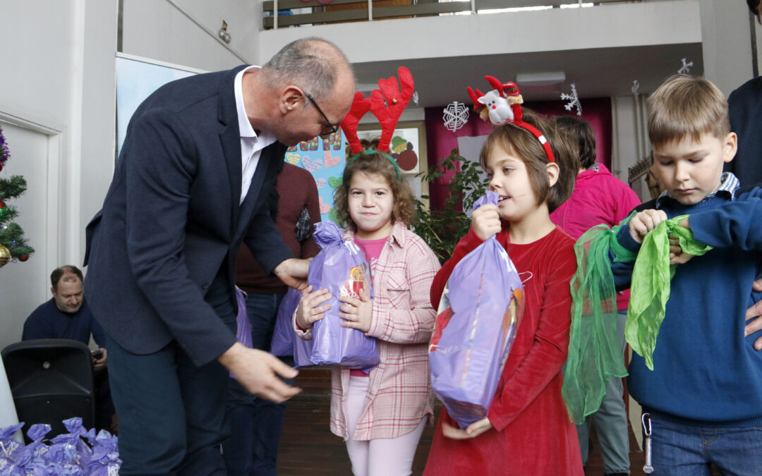 Grad Tuzla i ove godine obezbijedio novogodišnje paketiće za djecu