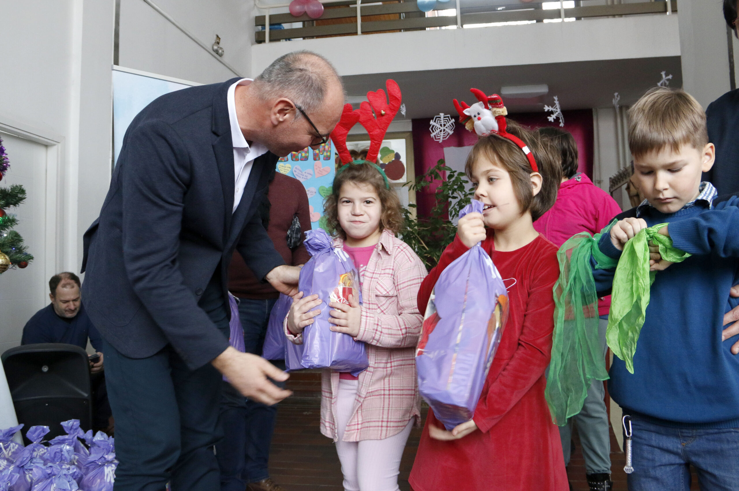 Grad Tuzla i ove godine obezbijedio novogodišnje paketiće za djecu