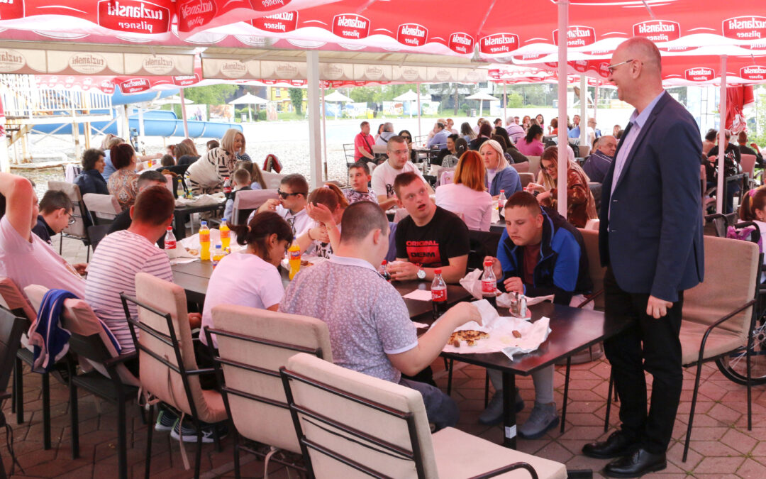 Gradonačelnik Lugavić na tradicionalnom prvomajskom druženju s djecom i mladima iz tuzlanskih ustanova i udruženja