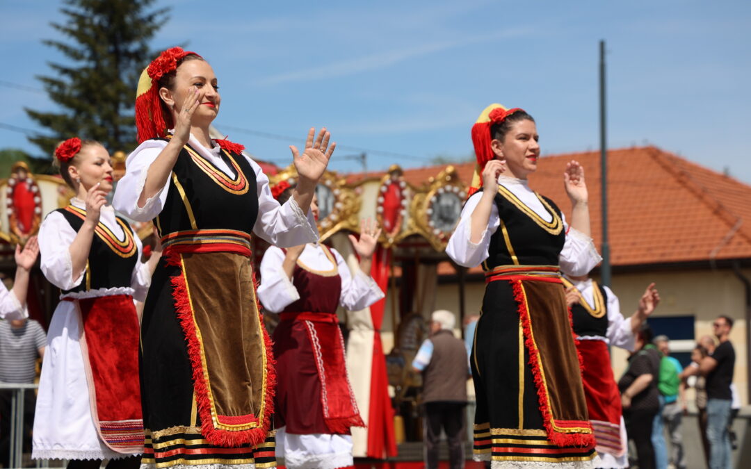 Na Trgu slobode svečano obilježeni Uskrs i Vaskrs