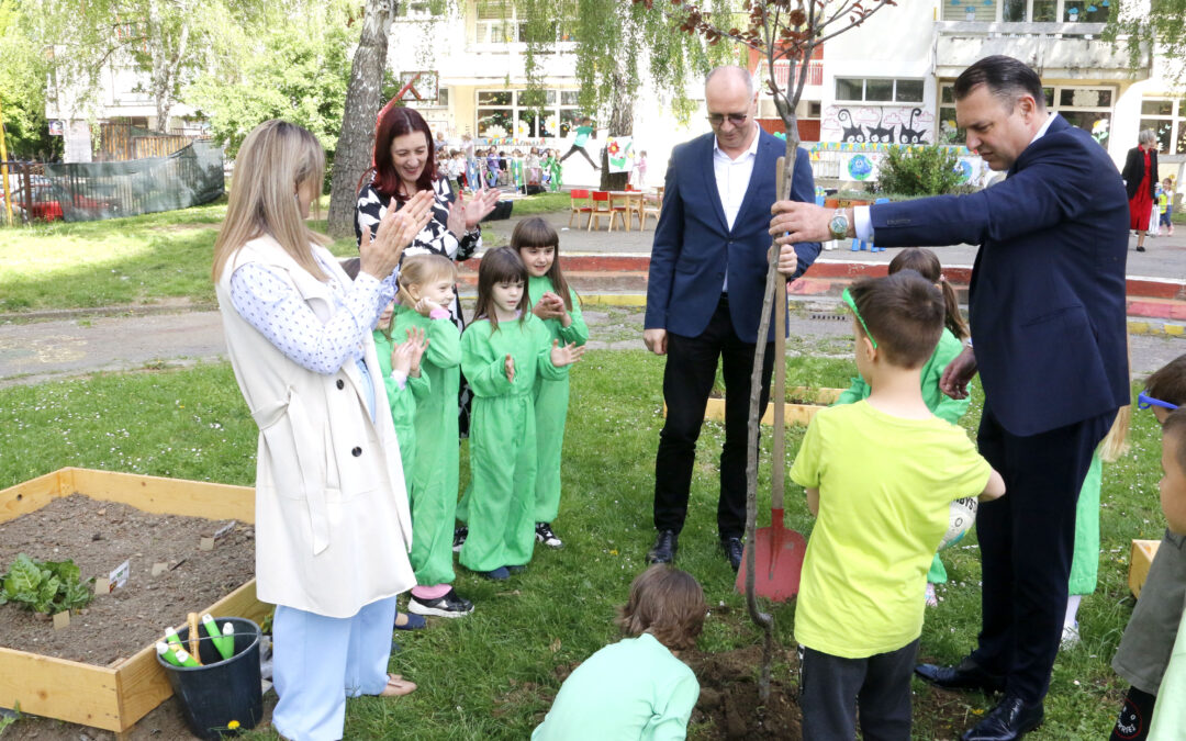 Gradonačelnik Lugavić s najmlađima obilježio Dan planete Zemlje sadnjom drveća u Tuzli