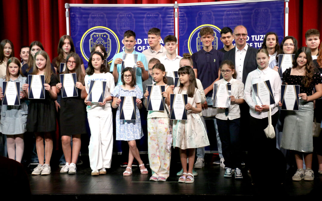 Gradonačelnik Lugavić uručio nagrade najuspješnijim učenicima, studentima i sportistima – Grad Tuzla izdvojio 100.000 KM za 134 mlade osobe