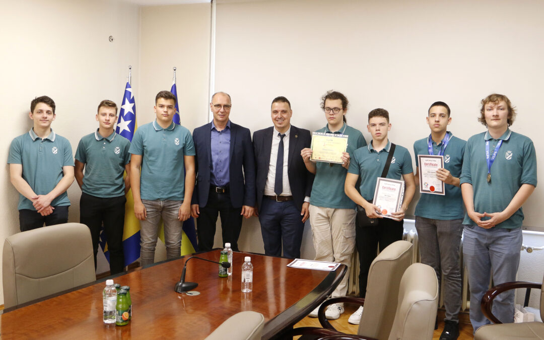 Tuzlanski učenici briljirali na međunarodnim takmičenjima, gradonačelnik Lugavić upriličio prijem