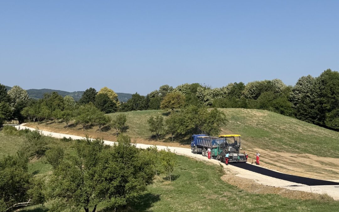 U toku završni radovi na asfaltiranju puta prema mjesnom groblju Dokanj
