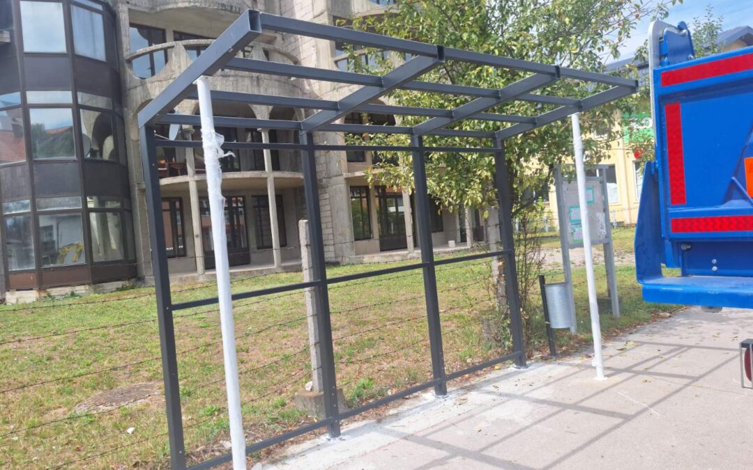 U toku postavljanje autobuskih nadstrešnica na gradskim autobuskim stajalištima