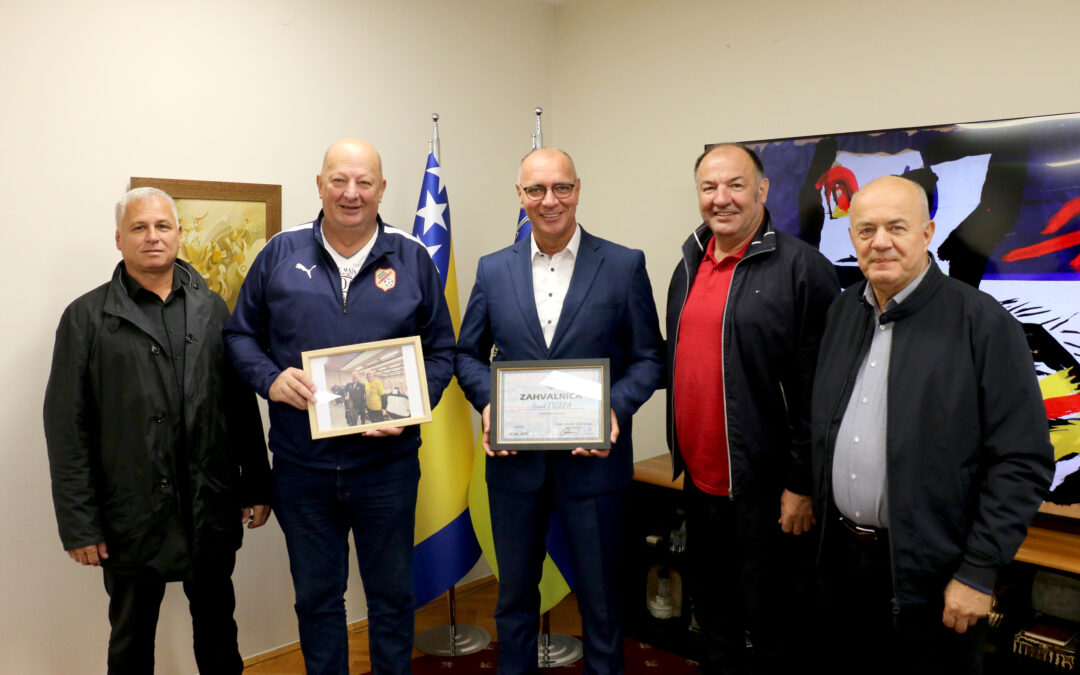 Gradonačelniku Lugaviću uručena zahvalnica za podršku – Sportsko udruženje “Tuzla-D”