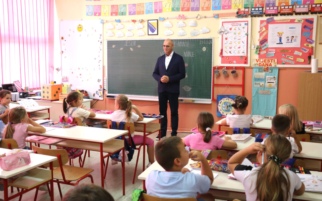 Gradonačelnik Lugavić i ove godine obradovao prvačiće poklon paketima