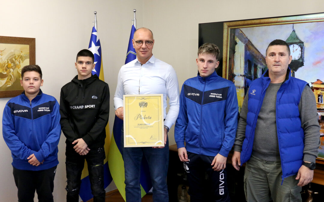 Bokserski klub „Grad Tuzla“ uručio plaketu gradonačelniku Lugaviću za podršku razvoju sporta