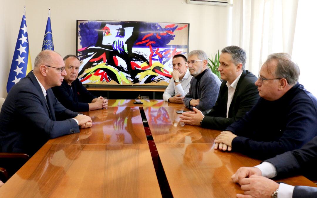 Predsjednik Bećirović, premijer Nikšić i ministri Vlade FBiH posjetili Tuzlu i pružili podršku nakon tragedije u Domu penzionera