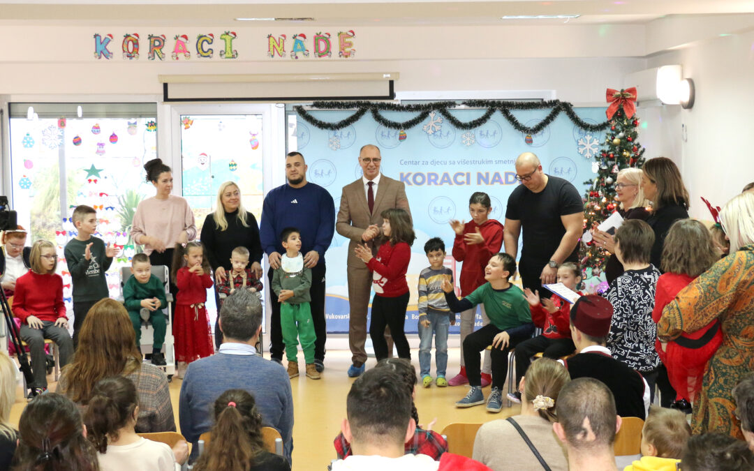 Grad Tuzla nastavlja tradiciju brige o najmlađima – podijeljeno 2300 novogodišnjih paketića