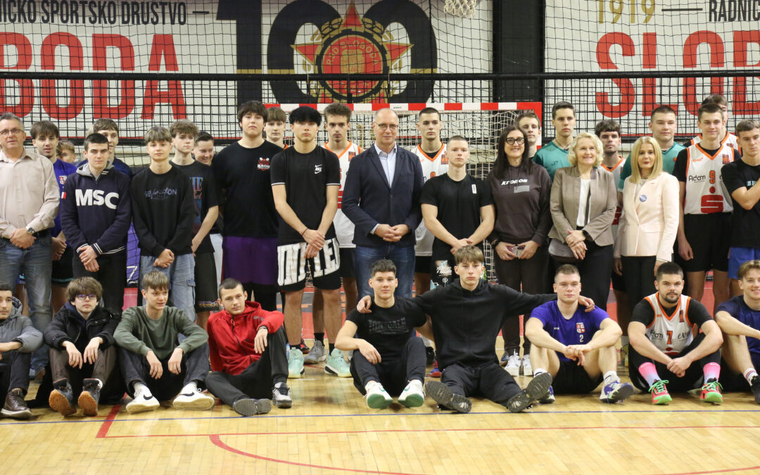 Gradonačelnik Lugavić podržao mlade sportiste na turniru SINERGY BASKET u Mejdanu