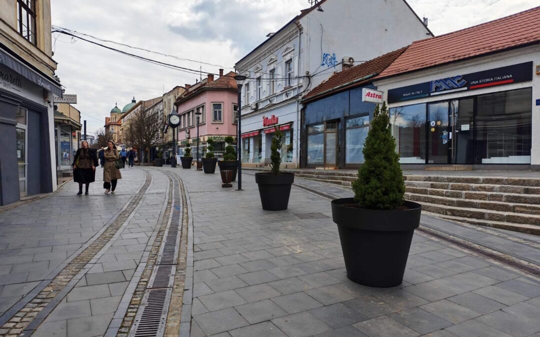 Služba za komunalne poslove Grada Tuzle i JKP Komunalac obnavljaju gradski mobilijar