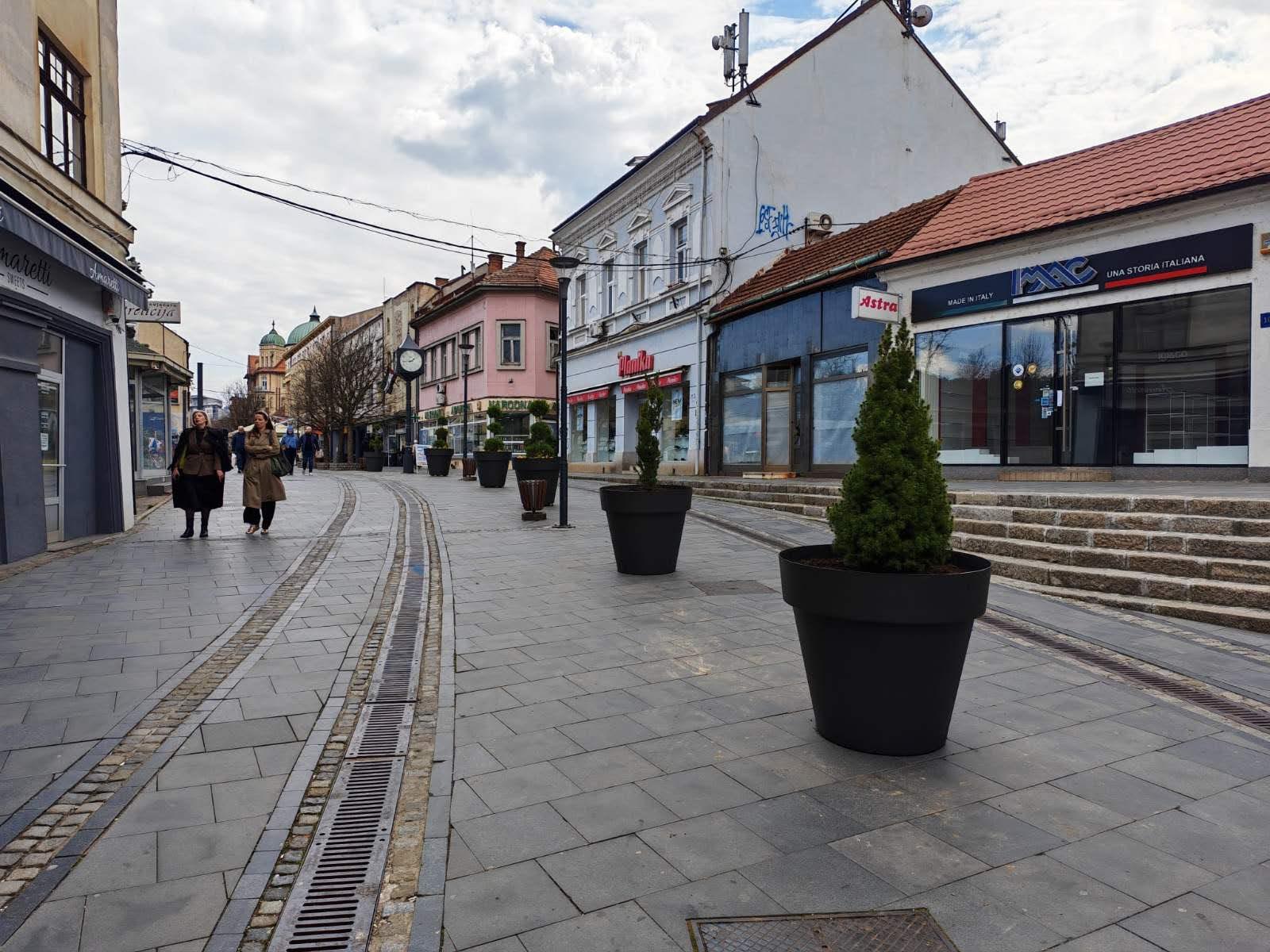 Služba za komunalne poslove Grada Tuzle i JKP Komunalac obnavljaju gradski mobilijar
