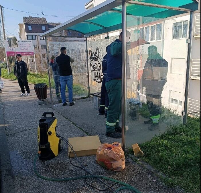 Započelo čišćenje autobusnih stajališta i nadstrešnica u Tuzli