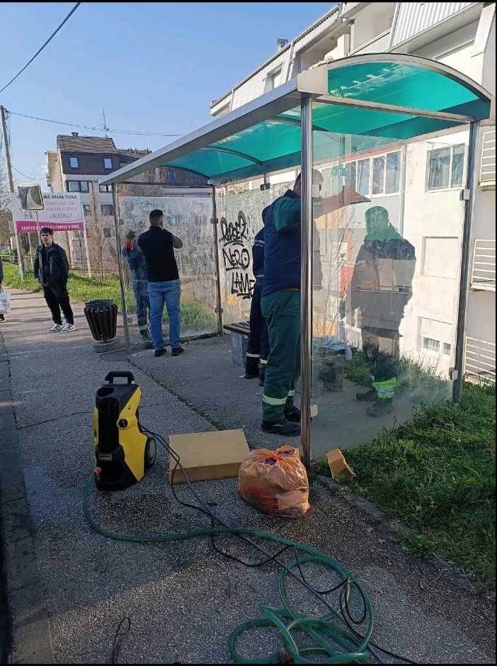 Započelo čišćenje autobusnih stajališta i nadstrešnica u Tuzli