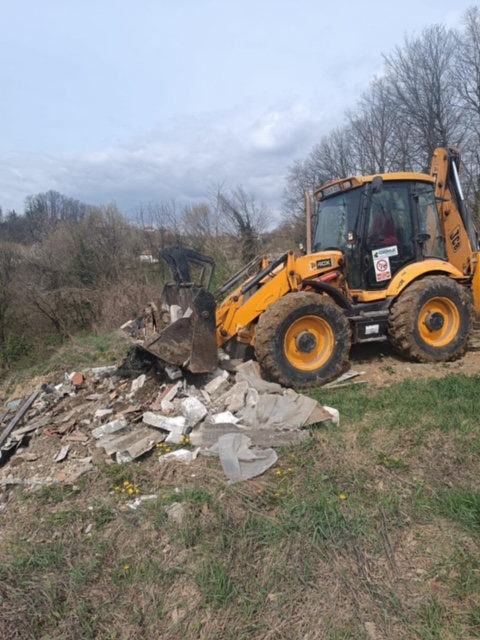 Služba za komunalne poslove putem JKP „Komunalac” uklonila divlju deponiju u naselju Rasovac