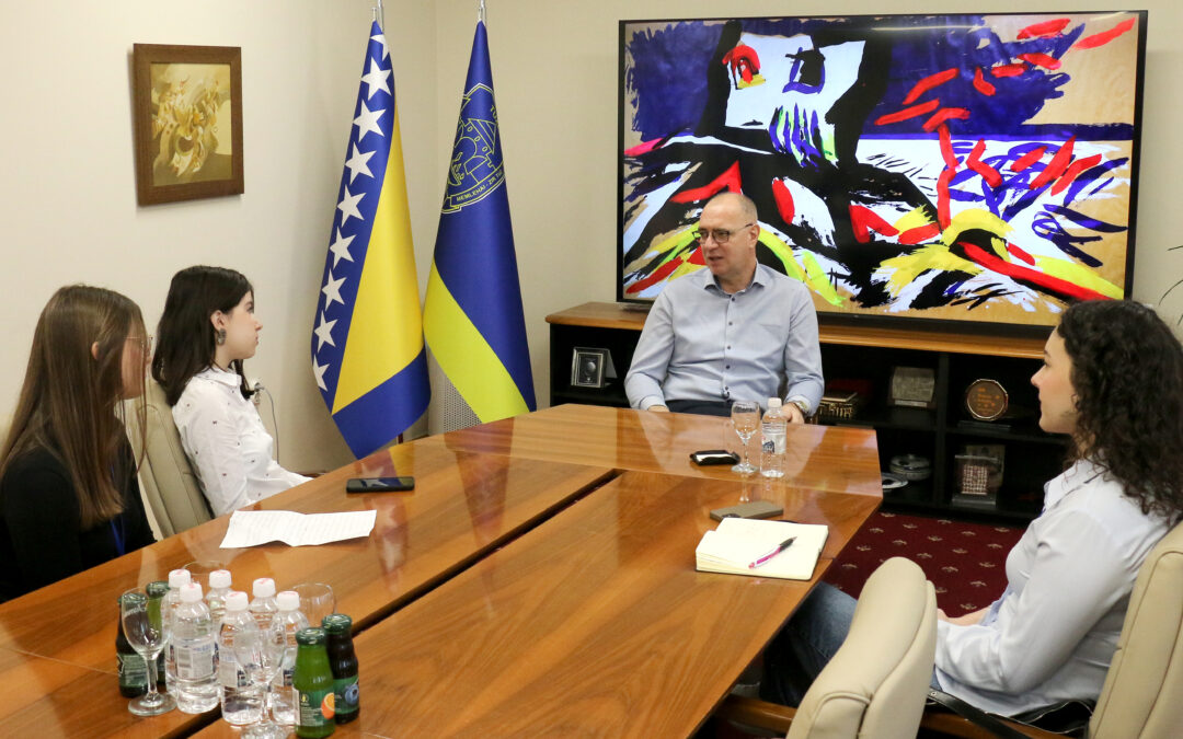 Gradonačelnik Lugavić razgovarao s učenicama Gimnazije „Meša Selimović“