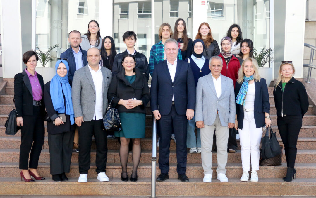 Učenici iz Istanbula i Gimnazije „Ismet Mujezinović“ posjetili Gradsku upravu Tuzle