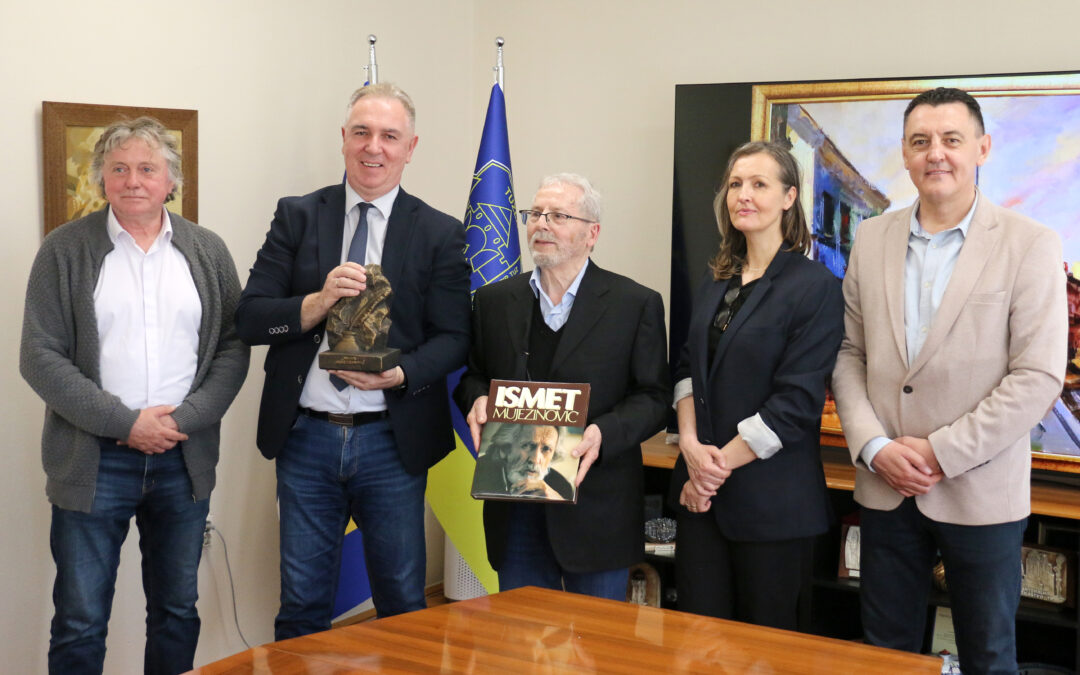 Akademski kipar Pero Jelisić u posjeti Gradskoj upravi Tuzle