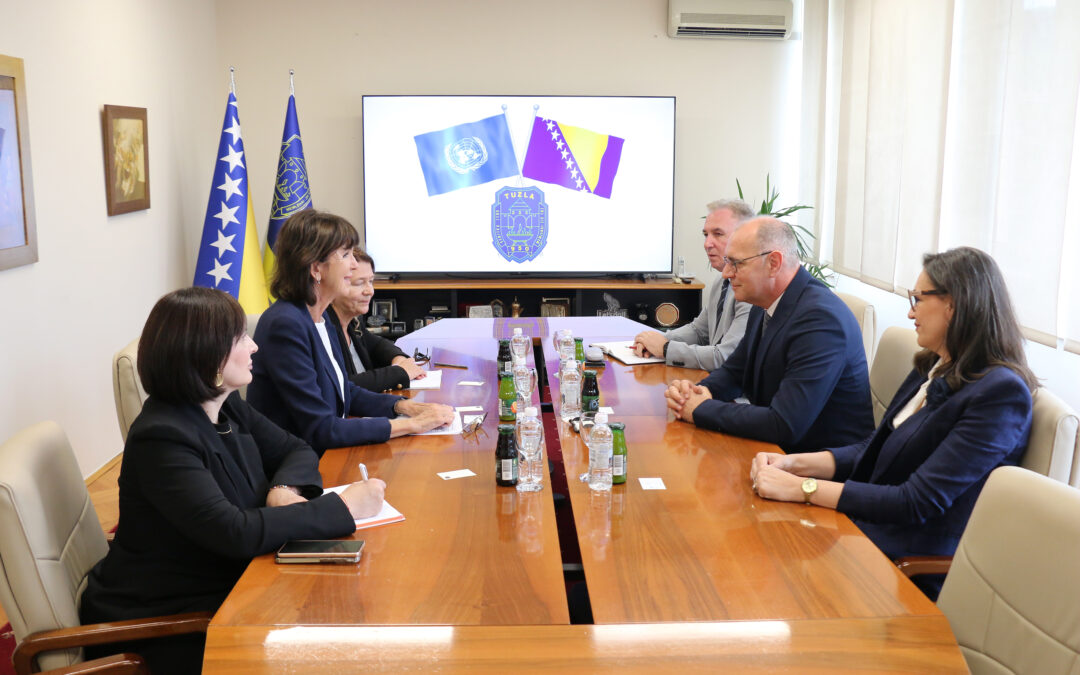 UN rezidentna koordinatorica u BiH Spence u Tuzli odala počast žrtvama Kapije, sastala se s gradonačelnikom Lugavićem