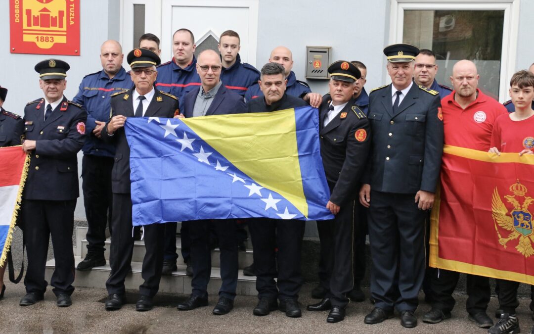 Gradonačelniku Lugaviću uručena Povelja počasnog člana Dobrovoljnon vatrogasnog društva