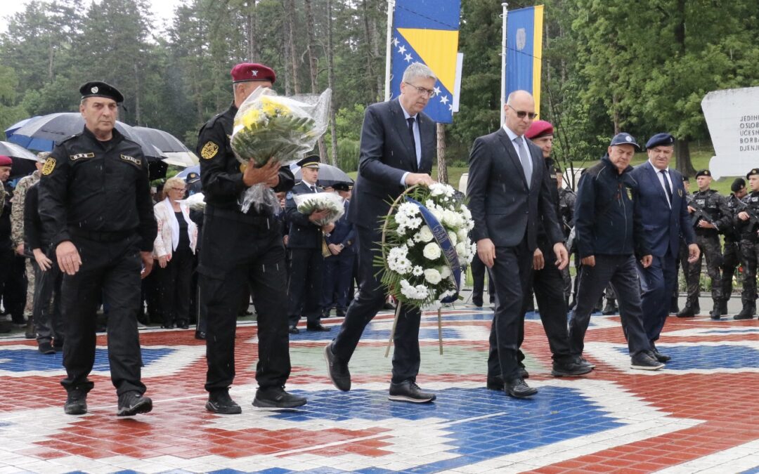 Gradonačelnici Tuzle i Sarajeva obilježili Dan tuzlanskih jedinica i odali počast herojima odbrane