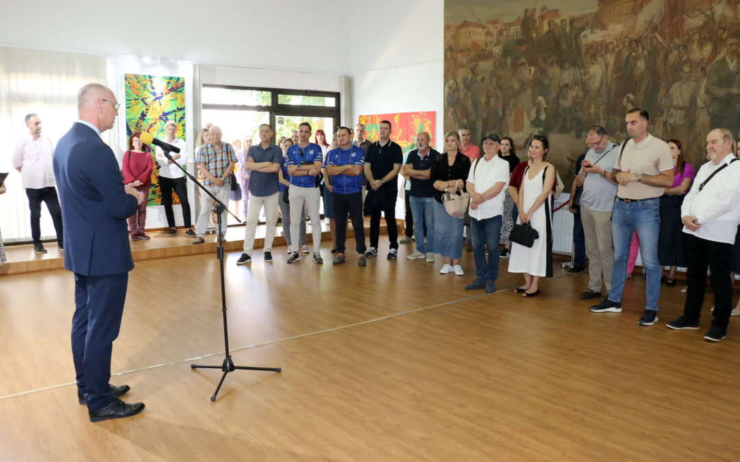 Mostovi koje gradi umjetnost: U Tuzli otvorena izložba hrvatske umjetnice Saše Mesić posvećena miru i pomirenju