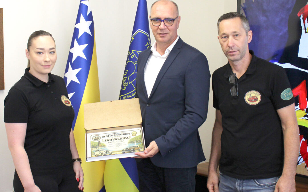 Predstavnici Oldtimer kluba Tuzla uručili zahvalnicu gradonačelniku Lugaviću