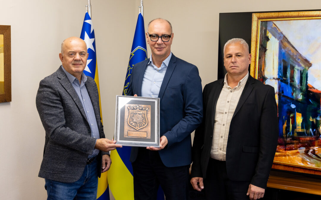 Gradonačelniku Lugaviću uručeno priznanje Udruženja policije „4. april“